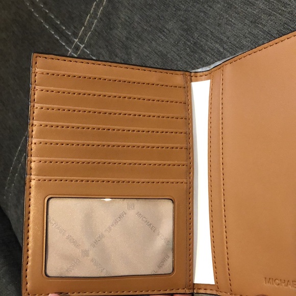 NEW Michael Kors Jet Set Passport Wallet - Picture 5 of 6